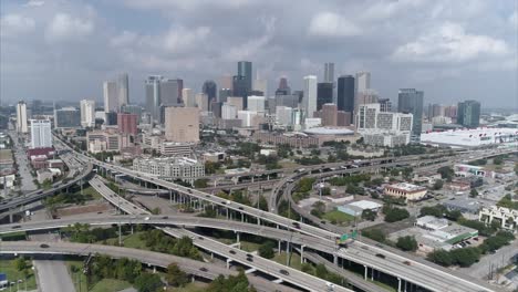 Dieses-Video-Handelt-Von-Einer-Luftaufnahme-Der-Skyline-Von-Downtown-Houston-An-Einem-Sonnigen,-Aber-Bewölkten-Tag