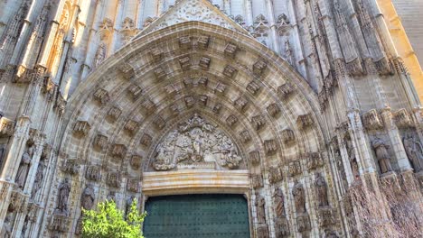 Die-Kathedrale-Der-Heiligen-Maria-Des-Sees,-Die-Kathedrale-Von-Sevilla-An-Einem-Sonnigen-Tag-Mit-Blauem-Himmel-In-Andalusien-Spanien,-Nach-Oben-Kippend