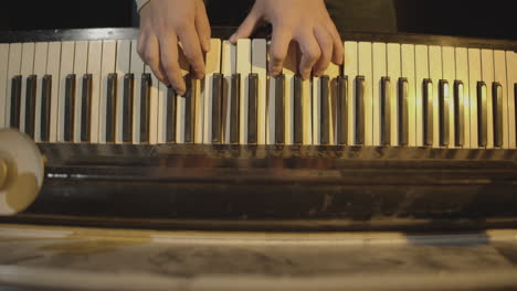Movimiento-Lento-Que-Muestra-Un-Hermoso-Piano-Vintage-Y-Un-Pianista
