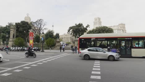 Eine-Verkehrsansicht-Auf-Der-Autobahn-In-Der-Nähe-Von-Plaza-Catalunya-In-Barcelona,-Spanien