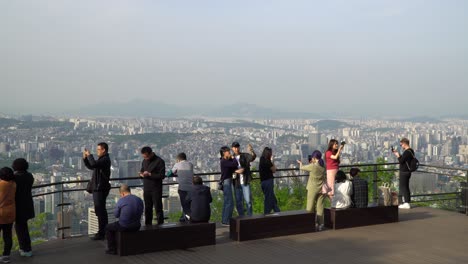 Los-Turistas-Toman-Fotos-En-La-Montaña-Namsan-En-El-Fondo-Del-Panorama-De-La-Ciudad-De-Seúl-En-Abril