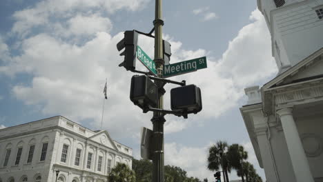 Broad-Meeting-Street-Post-In-Der-Innenstadt-Von-Charleston,-South-Carolina,-Dolly