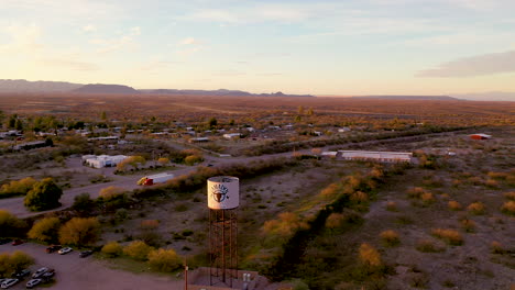 Flug-über-Den-Beliebten-Wasserturm-In-Amado,-Arizona-Am-Nogales-Highway---Antenne