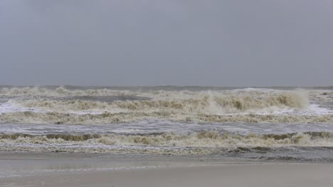 Heftige-Meereswellen-Während-Eines-Tropischen-Sturms-Stürzen-Auf-Einen-Strand-Zu