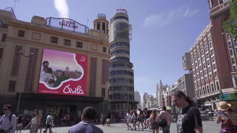 Blick-Auf-Den-Callao-Platz,-Die-U-Bahn-Und-Das-Kapitol-In-Madrid