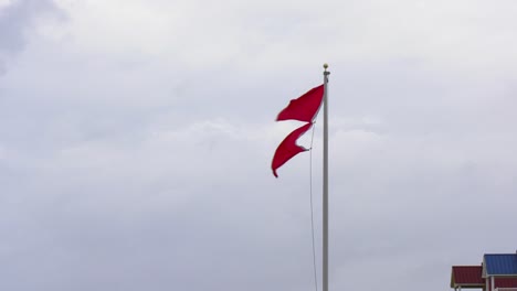 Banderas-Rojas-Dobles-Que-Indican-Surf-Oceánico-Peligroso,-Prohibido-Nadar