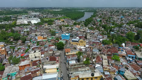 Luftbild-4K-Mit-Blick-Auf-Die-Straßen-Und-Häuser-Des-Stadtbildes-Von-Capotillo,-In-Santo-Domingo,-Dominikanische-Republik---Dolly,-Drohnenaufnahme