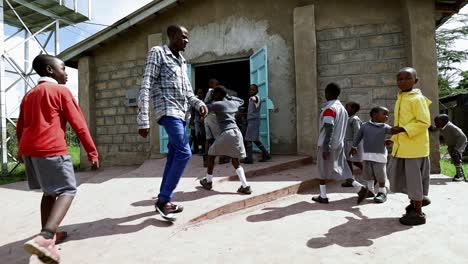Los-Niños-De-La-Escuela-Primaria-Ingresan-Al-Edificio-De-Una-Iglesia-En-El-Campus-De-Su-Escuela-Privada-Cerca-De-Nairobi,-Kenia