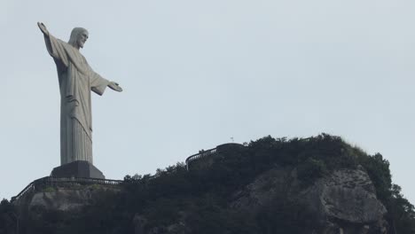 Reibungsloser-Zoom-Im-Zeitraffer-Der-Art-Deco-Christusstatue-In-Rio-De-Janeiro-Auf-Dem-Corcovado-berg-Bei-Tagesanbruch-Während-Des-Covid-19-virusausbruchs