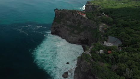 Aerial-view-of-the-impressive-limestone-cliffs-in-uluwatu,-bali-island,-indonesia