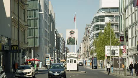 Städtische-Landschaft-Des-Berühmten-Sehenswürdigkeitspunktes-Checkpoint-Charlie-In-Berlin