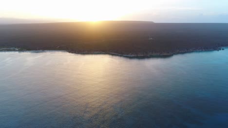 Eagles-Bay-Vom-Meer-Aus-Gesehen,-Sonnenuntergang-Im-Hintergrund