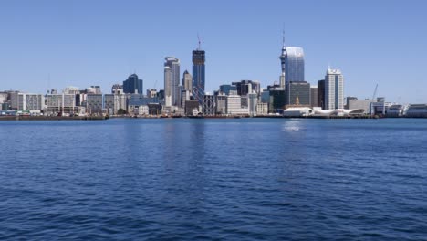 Panning-shot-of-Auckland-skyline-and-Commercial-Bay,-clear-blue-skies
