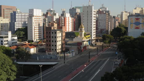 Vista-Aérea-De-La-Avenida-Paulista-Vacía-Durante-La-Cuarentena-Covid-19,-Sao-Paulo,-Brasil