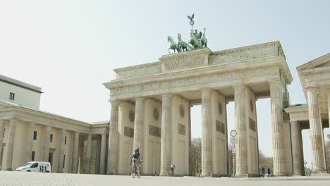Puerta-De-Brandenburgo-De-Berlín-Un-Famoso-Punto-De-Referencia-En-Alemania-En-Un-Día-Brillante