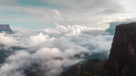 Zeitraffer-Dramatische-Wolkenformationen-Zwischen-Roraima-Tepui-Und-Kukenan