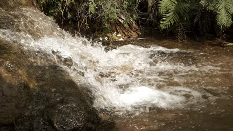 Wasserfall-In-Der-Natur-Der-Bergzeitlupe-Mit-Bach-Und-Frisch-In-Thailand