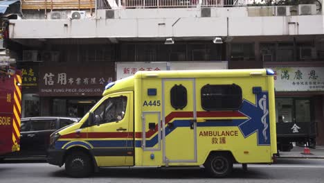 Se-Ve-Una-Ambulancia-Estacionada-En-Un-área-Residencial-En-Hong-Kong