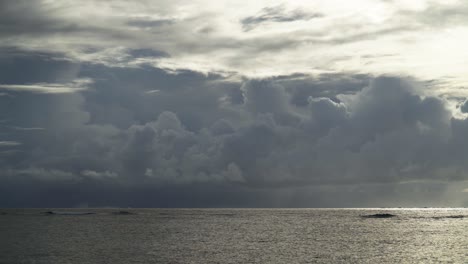 Friedliche-Meereswellen-Mit-Atemberaubenden-Wolken-Im-Hintergrund-An-Einem-Sonnigen-Tag