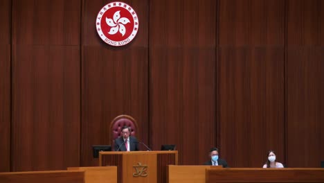 El-Presidente-Del-Consejo-Legislativo-Y-Político-A-Favor-De-Beijing,-Andrew-Leung,-Habla-Durante-La-Tercera-Lectura-Del-Debate-Antes-De-La-Votación-Del-Himno-Nacional-Chino