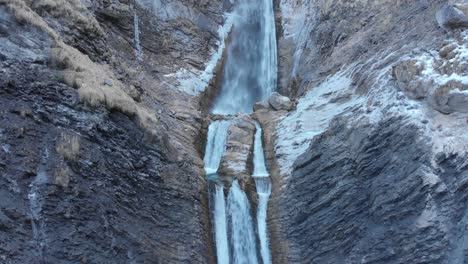 Drohne,-Die-Auf-Den-Wasserfall-Hochfliegt,-Um-Die-Größe-Beider-Wasserfälle-Zu-Zeigen