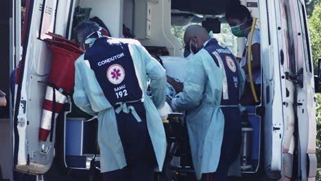 Los-Paramédicos-Descargan-A-Una-Paciente-Embarazada-De-Una-Ambulancia-Durante-La-Pandemia-De-Covid-19