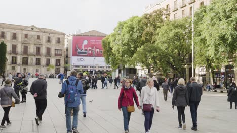 Ein-Blick-Auf-Touristen-Auf-Den-Straßen-Der-Plaza-Catalunya-In-Barcelona,-Spanien