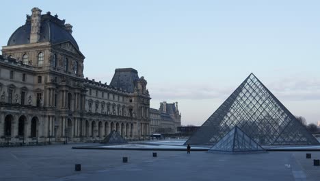 Time-lapse-of-the-Louvre-pyramid-and-museum-in-Paris-during-early-morning