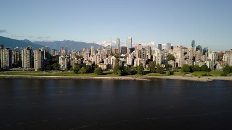 Horizonte-Del-Centro,-Rascacielos-Y-Bahía-Inglesa-Vista-Desde-La-Famosa-Playa-De-Kitsilano,-Kits-Beach-En-Vancouver,-Columbia-Británica,-Canadá