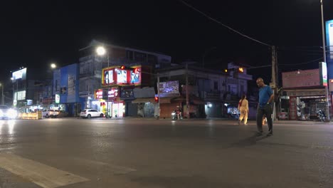 Breite-Zeitrafferaufnahme-Des-Nächtlichen-Verkehrs-An-Der-Stadtkreuzung-In-Kambodscha