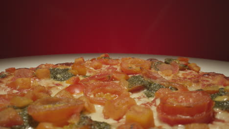 Nahaufnahme-Makroansicht-Einer-Handwerklichen-Pizza,-Die-Frisch-Aus-Dem-Ofen-Kommt