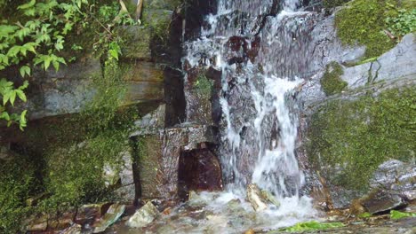 Kleiner-Kaskadierender-Wasserfall,-Der-Bergab-In-Longji-reisterrassen,-China-Fließt