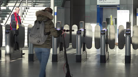 Während-Der-Normalerweise-Geschäftigen-Hauptverkehrszeit-Am-Frühen-Morgen-Während-Des-Ausbruchs-Des-Coronavirus-Betreten-Nur-Sehr-Wenige-Menschen-Die-Fast-Menschenleere-U-Bahnstation-Stratford-Im-Osten-Londons