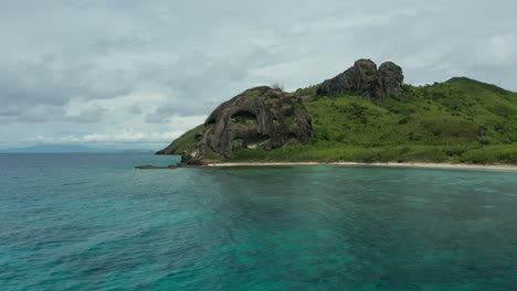 La-Hermosa-Playa-De-Arena-Blanca-Y-La-Montaña-Rocosa-De-Las-Islas-Fiji---Antena
