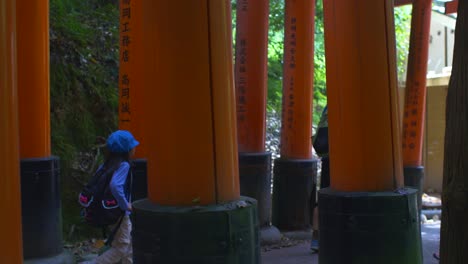 Touristen-Und-Schulkinder,-Die-Durch-Torii-tore-Am-Fushimi-Inari-schrein,-Kyoto,-Gehen