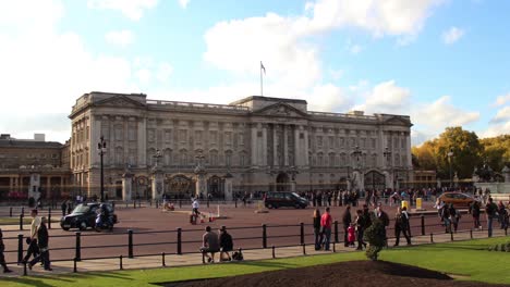 Timelapse-Wide-Shot-of-Buckingham-Palace-in-London-on-a-Sunny-Day-with-Blue-Skies