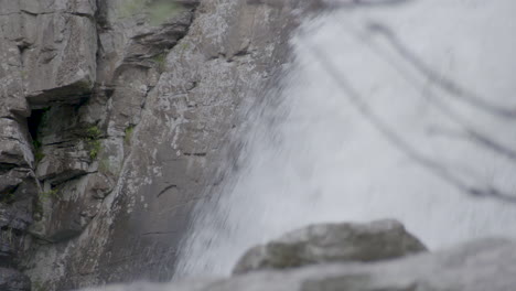 Nahaufnahmen-Von-Rocky-Waterfall-NC