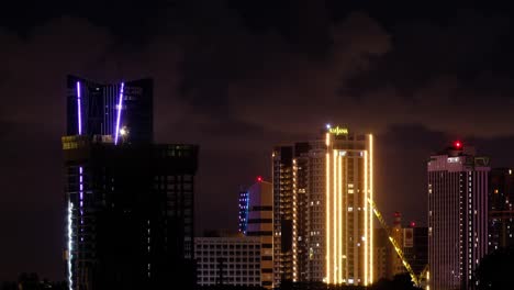 Zeitraffer-Johor-Bahru-Skyline-Mit-Turmkranbau,-Malaysia