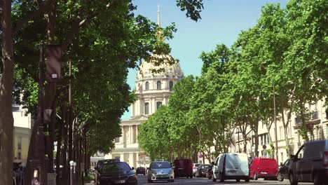 Toma-Estática-Del-Monumento-Invalides-Desde-La-Calle-De-Atrás,-árboles-Y-Circulación,-París-Francia