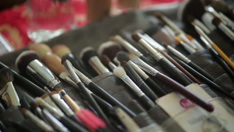 panning-of-a-clean-collection-of-artist-brushes
