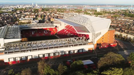 Kultiges-Liverpool-Anfield-Lfc-Stadion-Fußballplatz-Antenne-Langsame-Umlaufbahn-Rechte-Ansicht