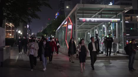 Koreaner-Pendeln-In-Der-Innenstadt-Von-Gangnam-Station-Und-Tragen-Nachts-Gesichtsmasken,-Covid-19-Pandemie,-Statik,-Seoul,-Südkorea