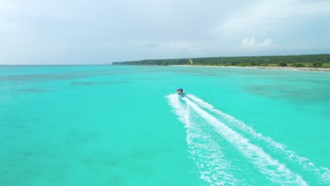 Aerial-tracking-of-speedboat-sailing-at-Bahia-de-las-Aguilas