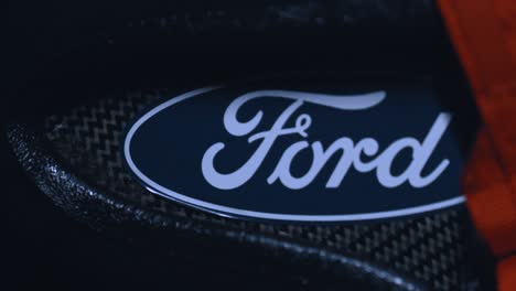 Ford-Logo-Auf-Einem-Ford-GT40-Rennsitz,-Der-Ans-Licht-Kommt