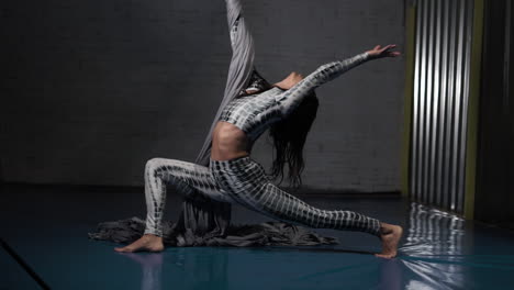 Weibliche-Akrobatin-Aus-Dem-Zirkus,-Die-Ihre-Muskeln-Vor-Einer-Aufführung-Dehnt