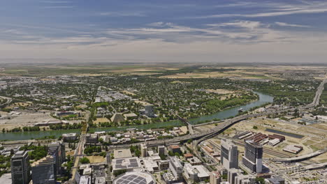 Sacramento-City-California-Aerial-V2-Reserve-Flyover-View,-Der-Die-Landschaft-Der-Westseite-über-Den-Fluss-Und-Das-Stadtbild-Der-Innenstadt-Mit-Dem-State-Capitol-Building-Einfängt-–-Aufgenommen-Mit-Mavic-3-Cine-–-Juni-2022