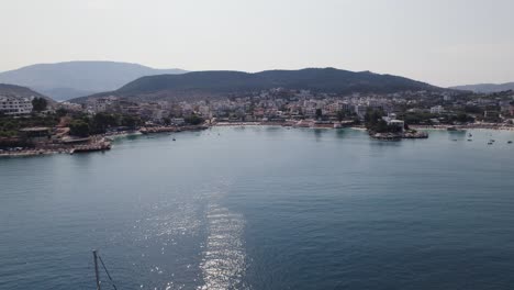 Luftflug-In-Richtung-Ksamil-Riviera-In-Albanien-über-Das-Ionische-Meerwasser-Gründungsschuss