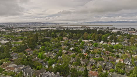 Burlingame-California-Aerial-V1-Filmische-überführung-Easton-Addition-Nachbarschaft-In-Richtung-Sfo-Airport-Mit-Malerischen-Häusern-Mit-Baumgesäumten-Straßen-Und-Blick-Auf-Die-Bucht---Aufgenommen-Mit-Mavic-3-Cine---Juni-2022
