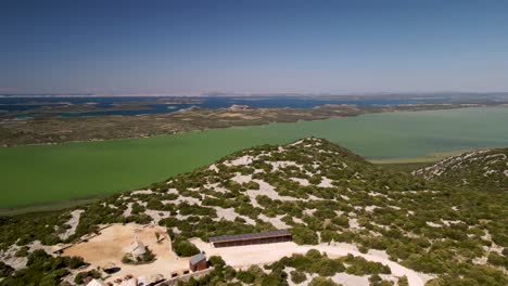Cautivadora-Vista-De-Pájaro-Del-Famoso-Naturpark-Vransko-Jezero,-Parque-Natural-Del-Lago-Vrana,-Croacia