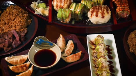 Variedad-De-Opciones-En-El-Restaurante-Asador-Japonés-Hibachi-Que-Incluye-Arroz-Frito-Sushi-Tempura-Gyoza-Salteado,-Control-Deslizante-4k